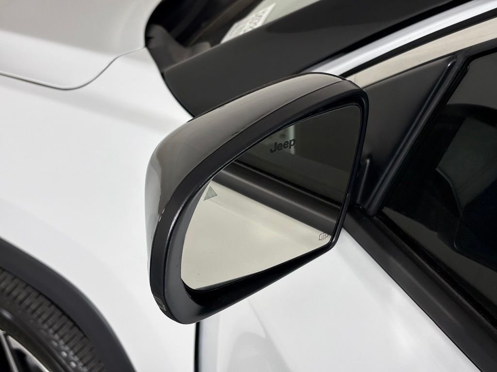 New 2026 Bright White Clear-Coat Exterior Paint Jeep Limited image 13