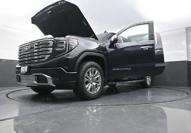 Used 2023 Silver GMC Denali image 31