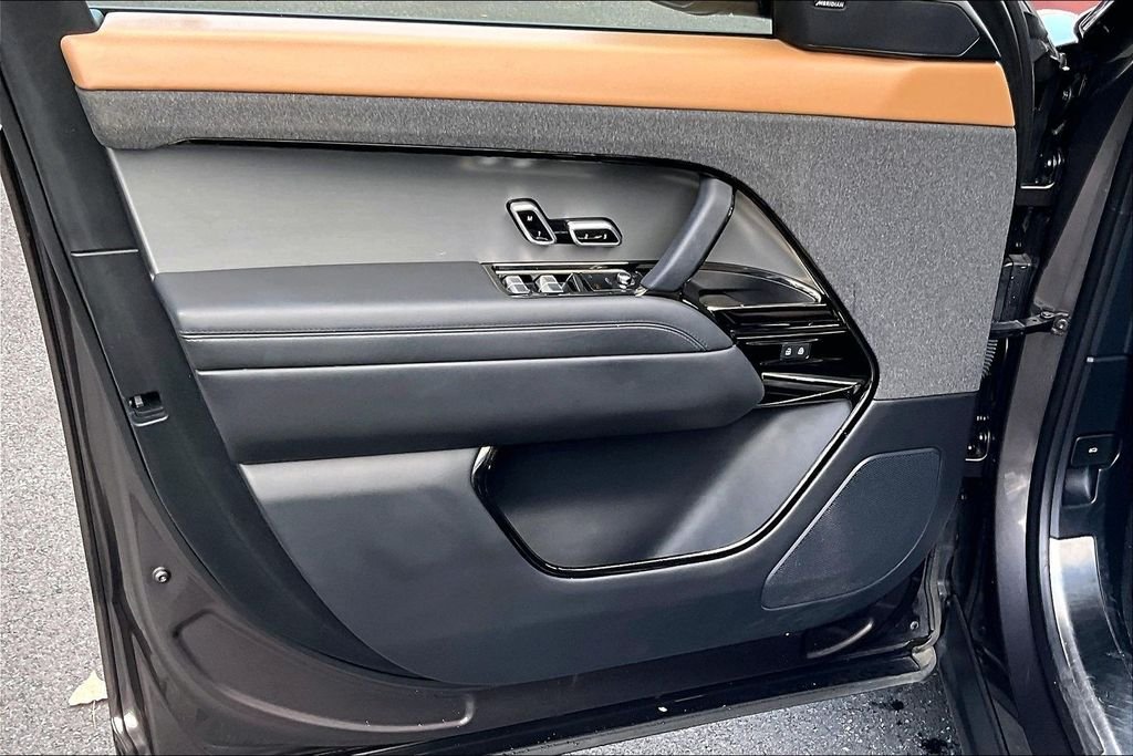 Used 2023  Land Rover SE Dynamic image 18