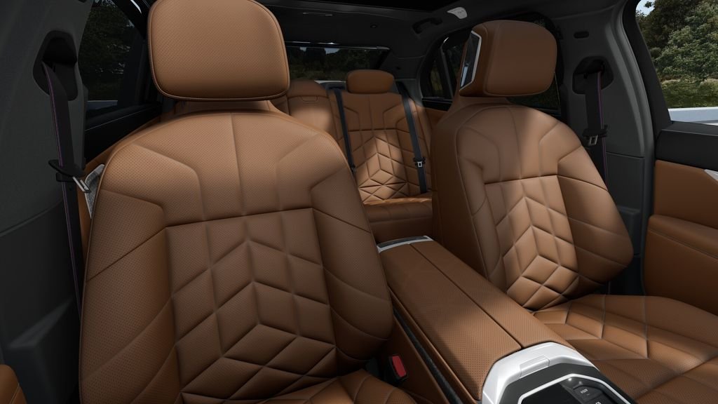 New 2026 Mineral White Metallic BMW 750e xDrive image 36