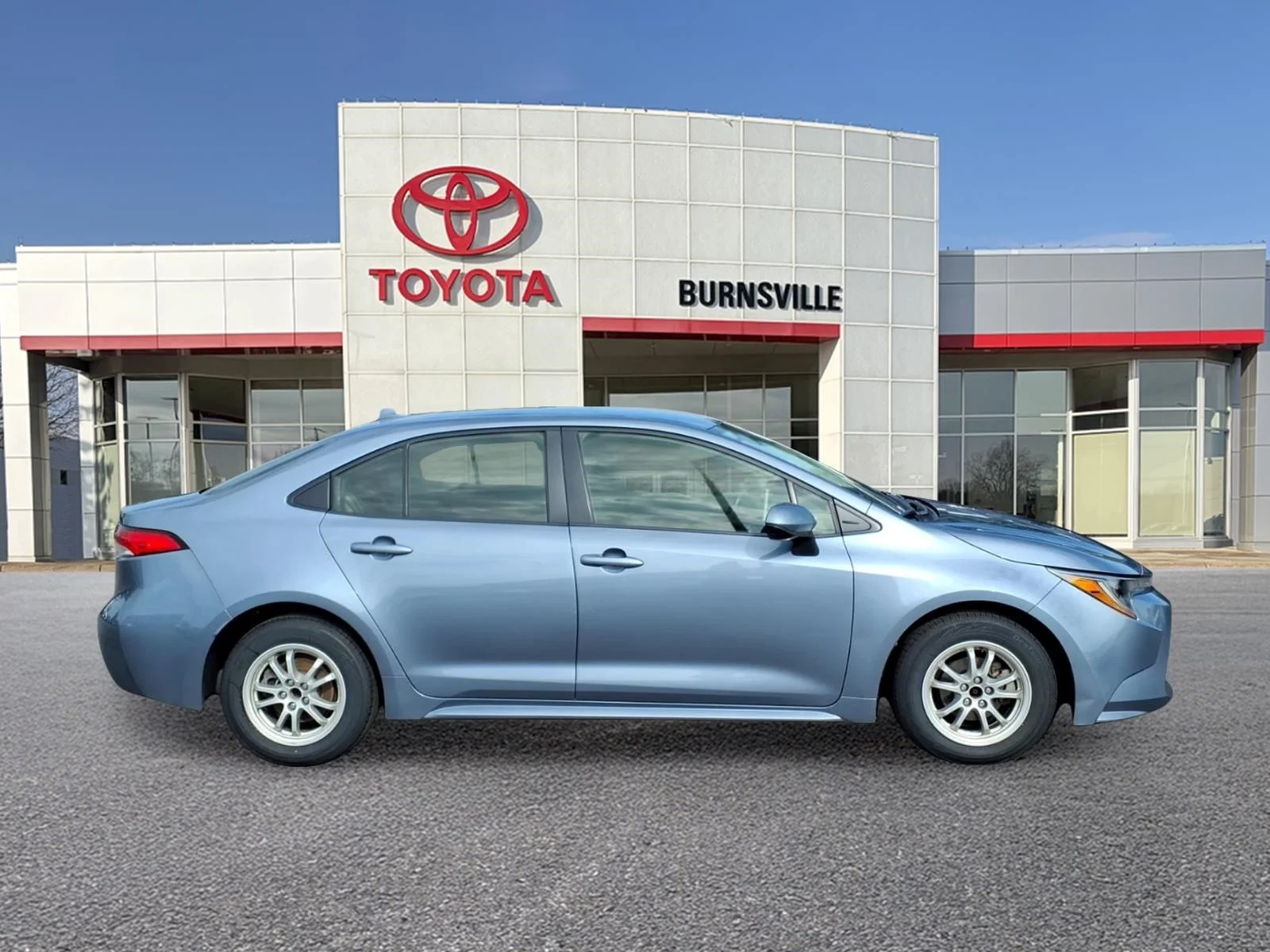Certified Used 2022  Toyota LE image 2