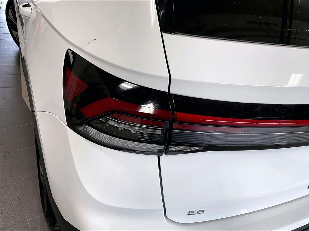Certified Used 2025 White Volkswagen 1.5T SE image 33
