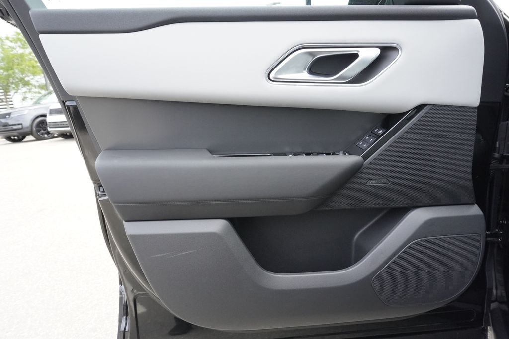 New 2026 Santorini Black Land Rover S image 17