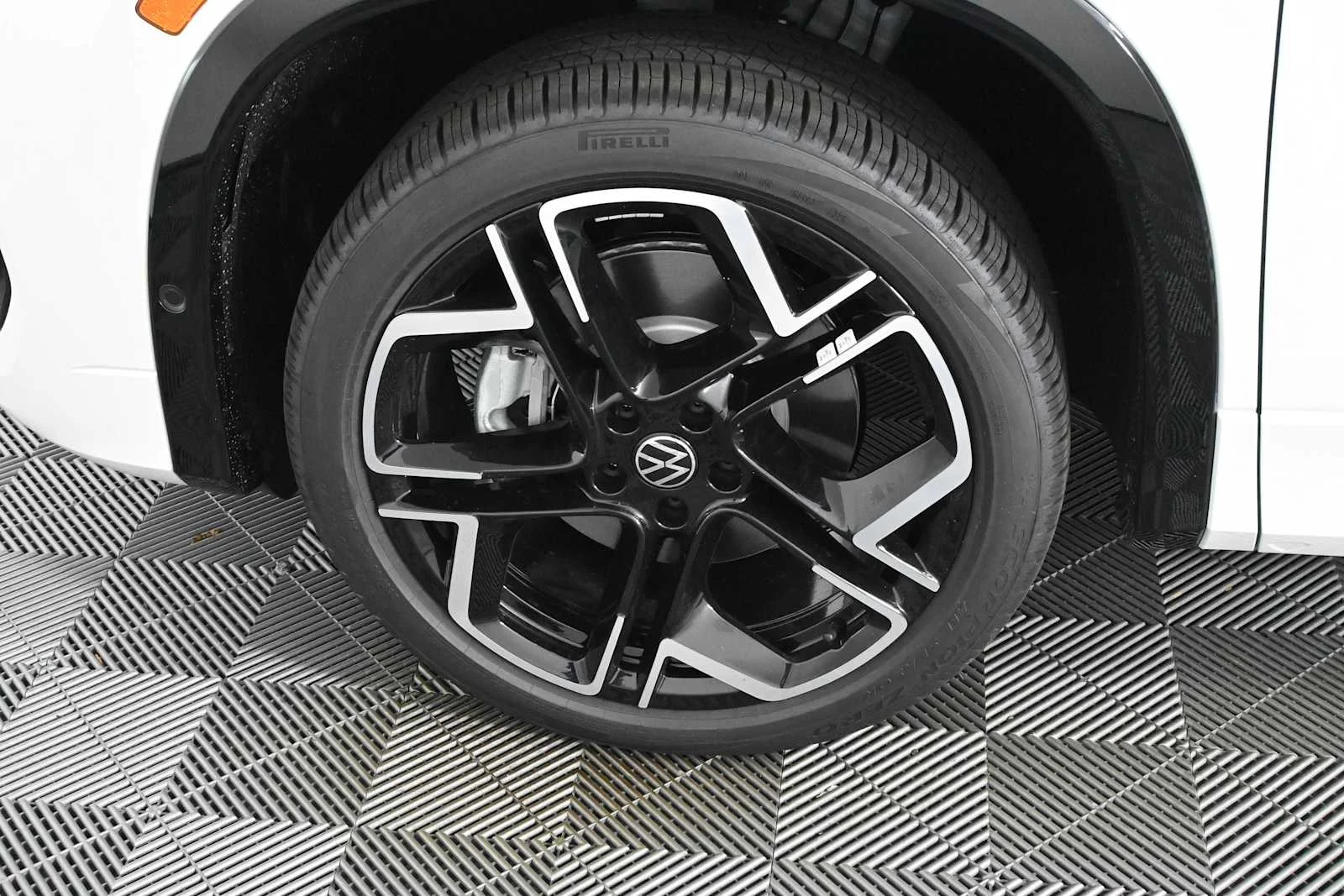 New 2026 Opal White Pearl Volkswagen SEL R-Line Turbo image 31