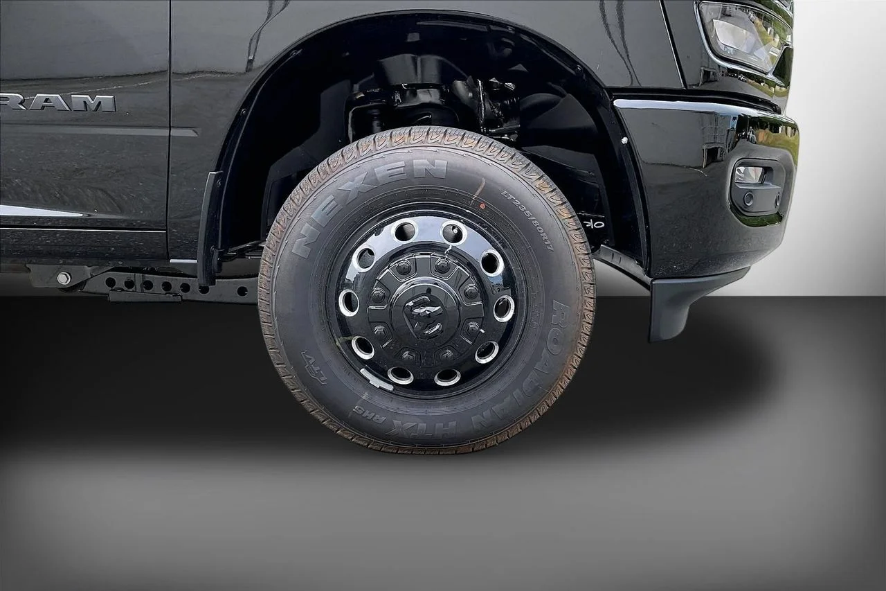 New 2026 Diamond Black Crystal Pearlcoat RAM Big Horn image 32