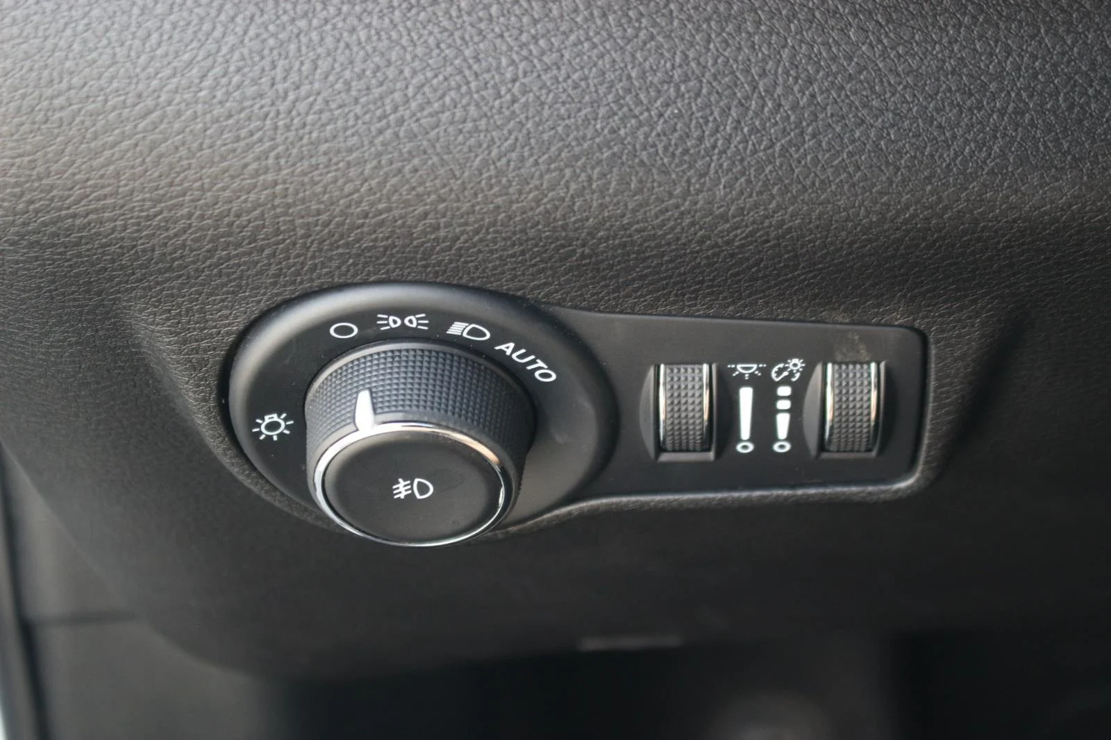 Used 2024 White Jeep Latitude image 30