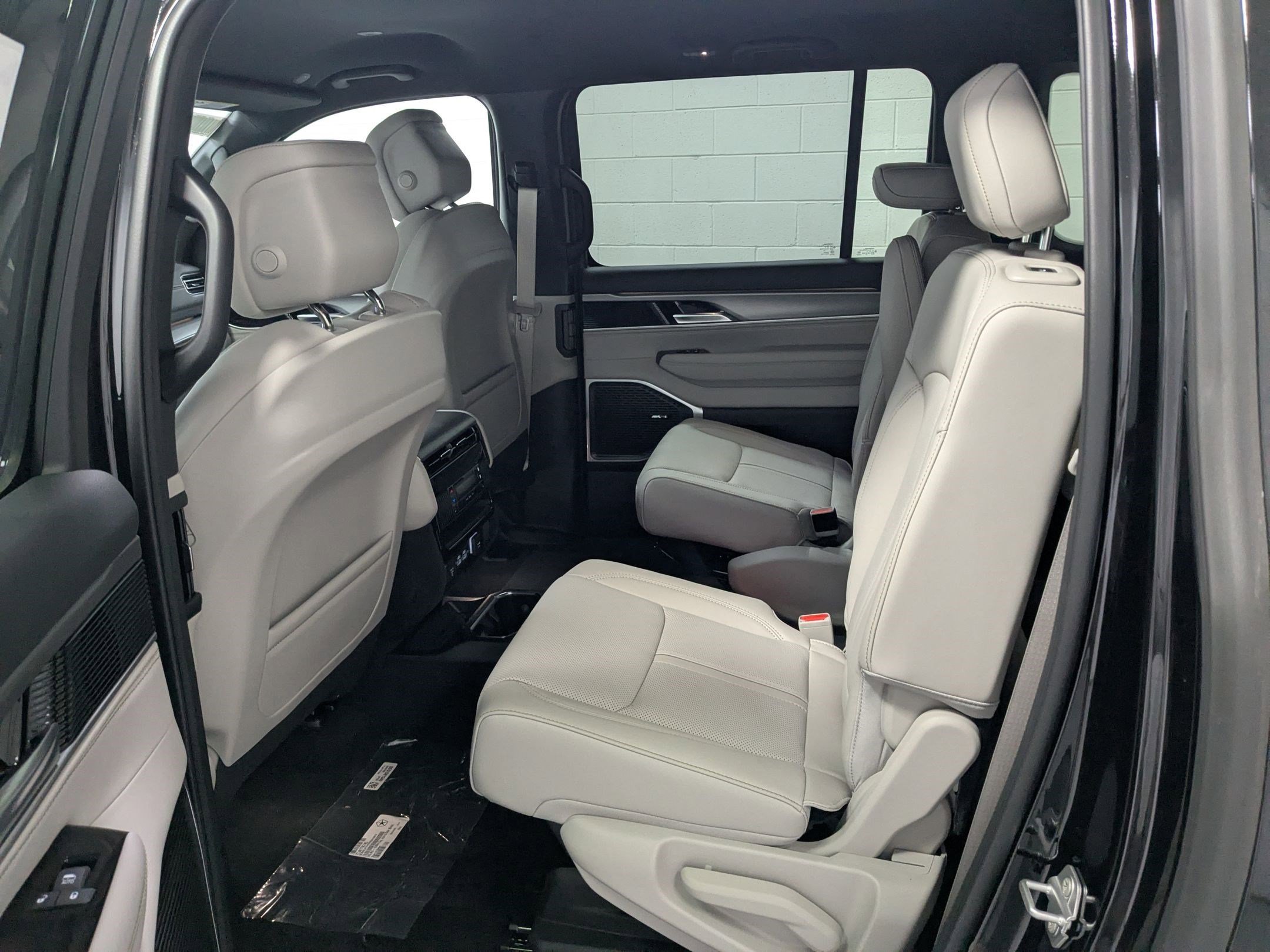 2025 Jeep Wagoneer L Series II - Photo 17