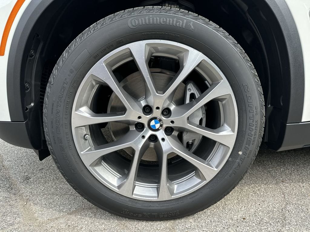 Used 2024 White BMW xDrive40i image 32