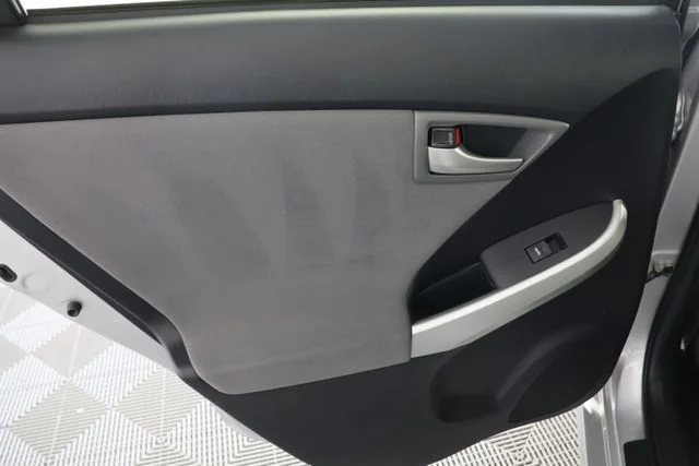 Used 2015 Silver Toyota Three image 23