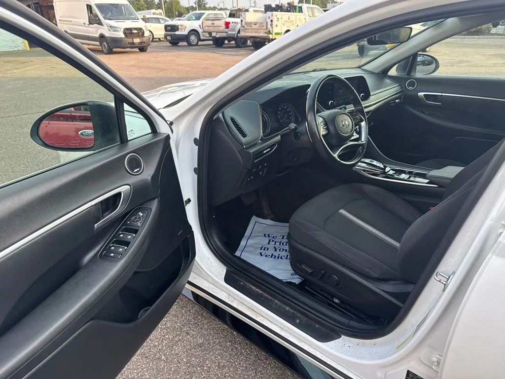 Used 2021 Hyper White Hyundai SEL image 3