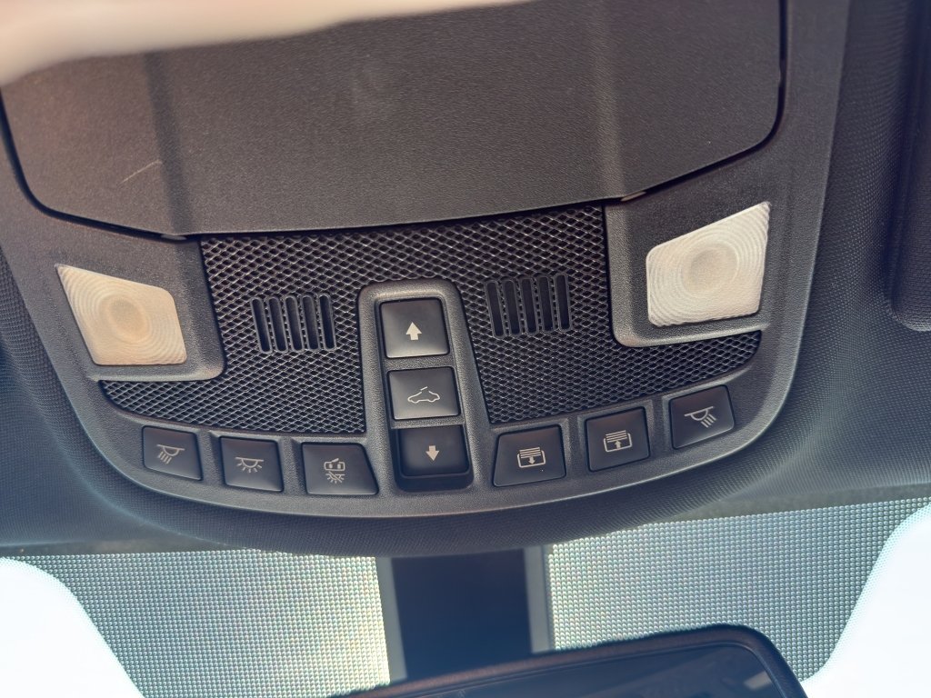 Used 2019 White Platinum Metallic Tri-Coat Lincoln Reserve image 21