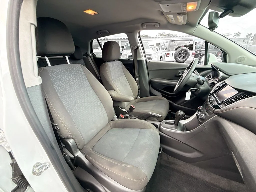 Used 2020 White Chevrolet LS image 31
