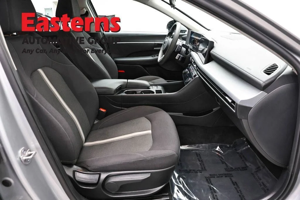 Used 2025 Silver Hyundai SEL image 27