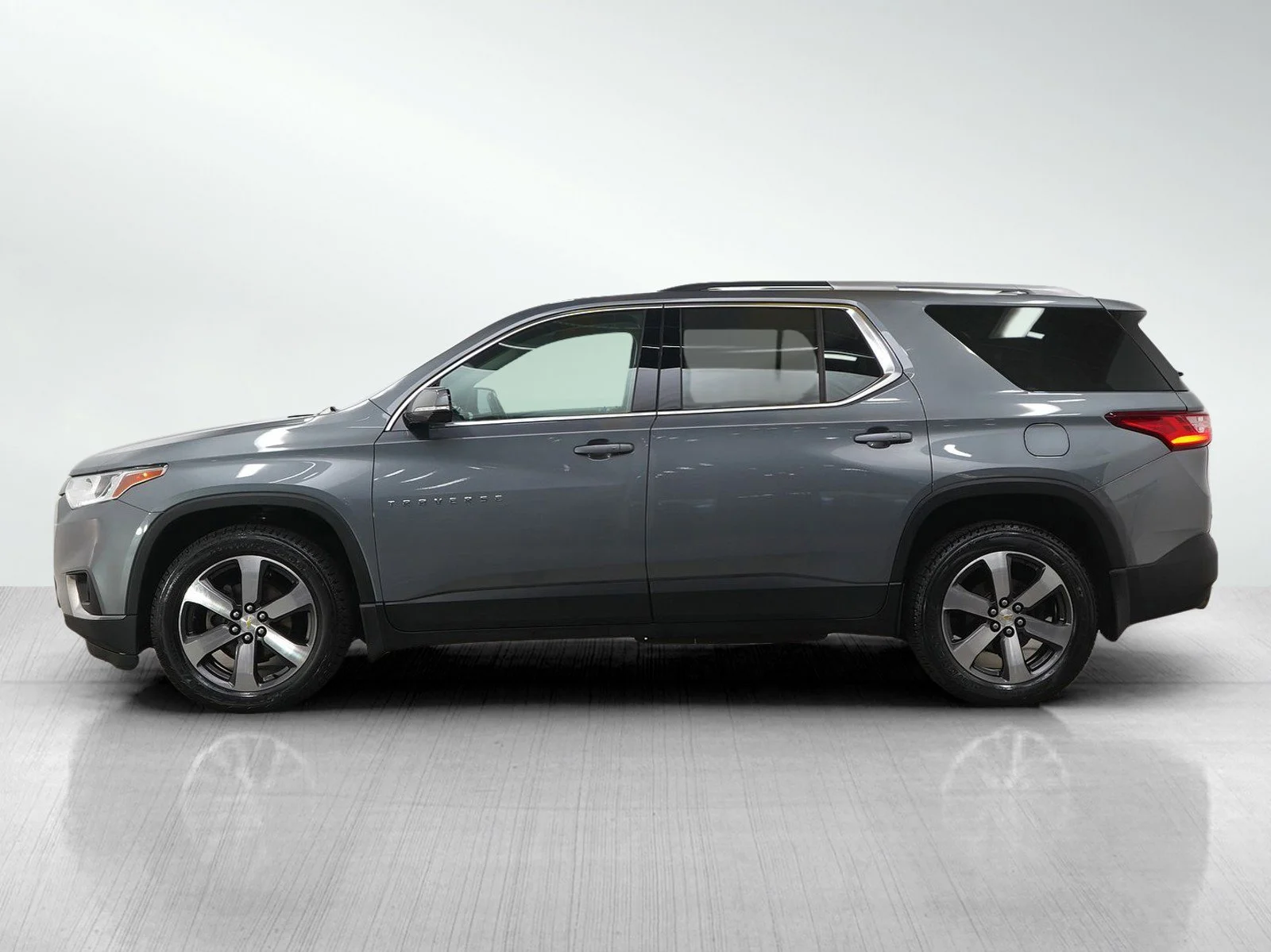 Used 2018 Chevrolet Traverse 3LT with VIN 1GNEVHKW2JJ280059 for sale in Roseville, Minnesota
