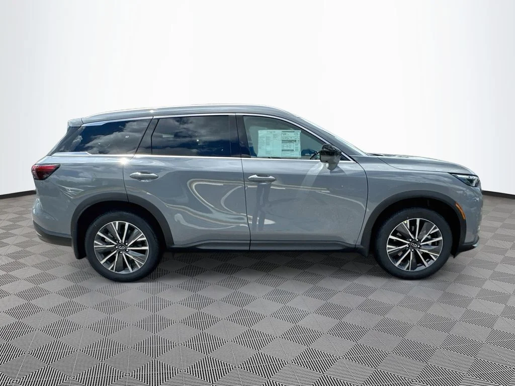 New 2027 HARBOR GRAY INFINITI Luxe FWD image 4