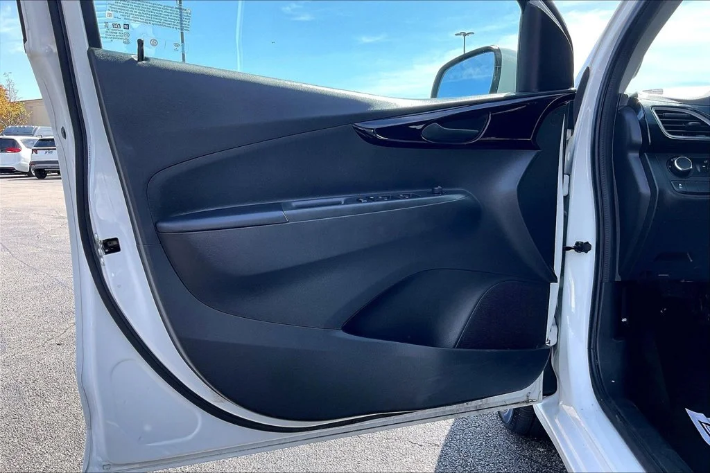 Used 2021 White Chevrolet 1LT image 26