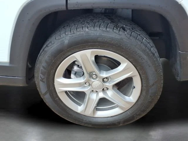 Used 2024  Jeep Latitude image 27