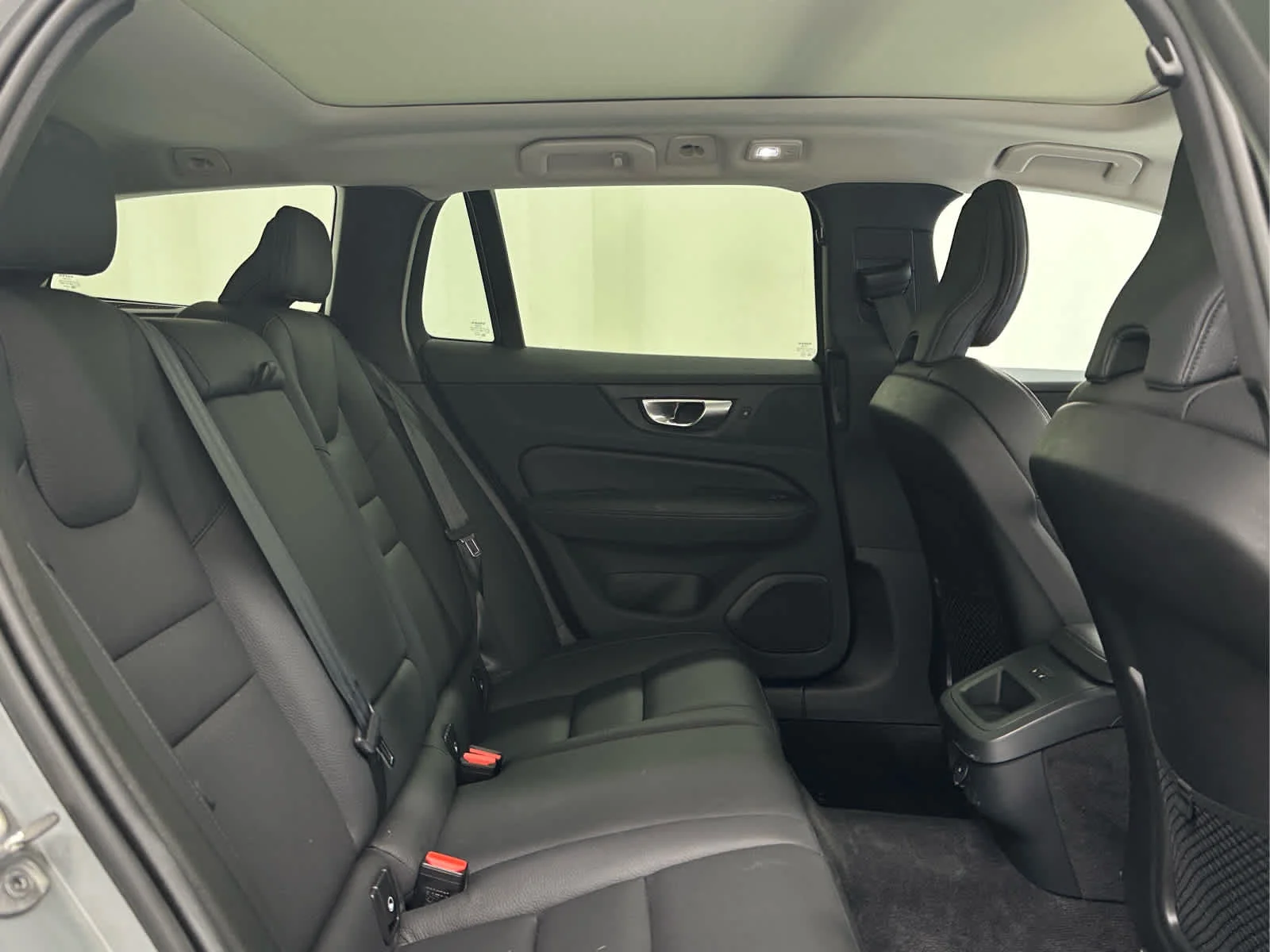Used 2024 Vapour Grey Metallic Volvo Plus image 21