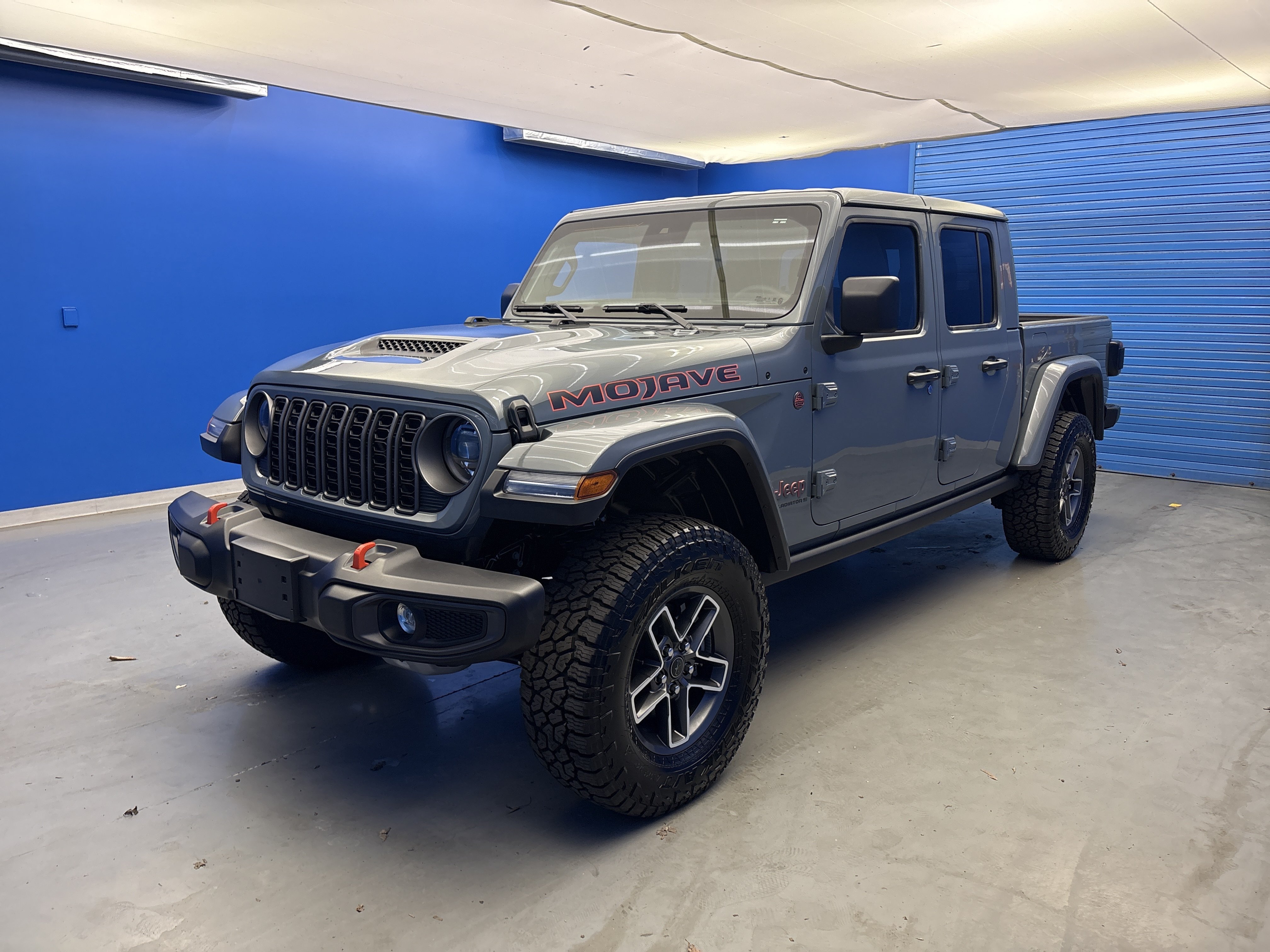 Used 2025 Anvil Clearcoat Jeep Mojave image 4