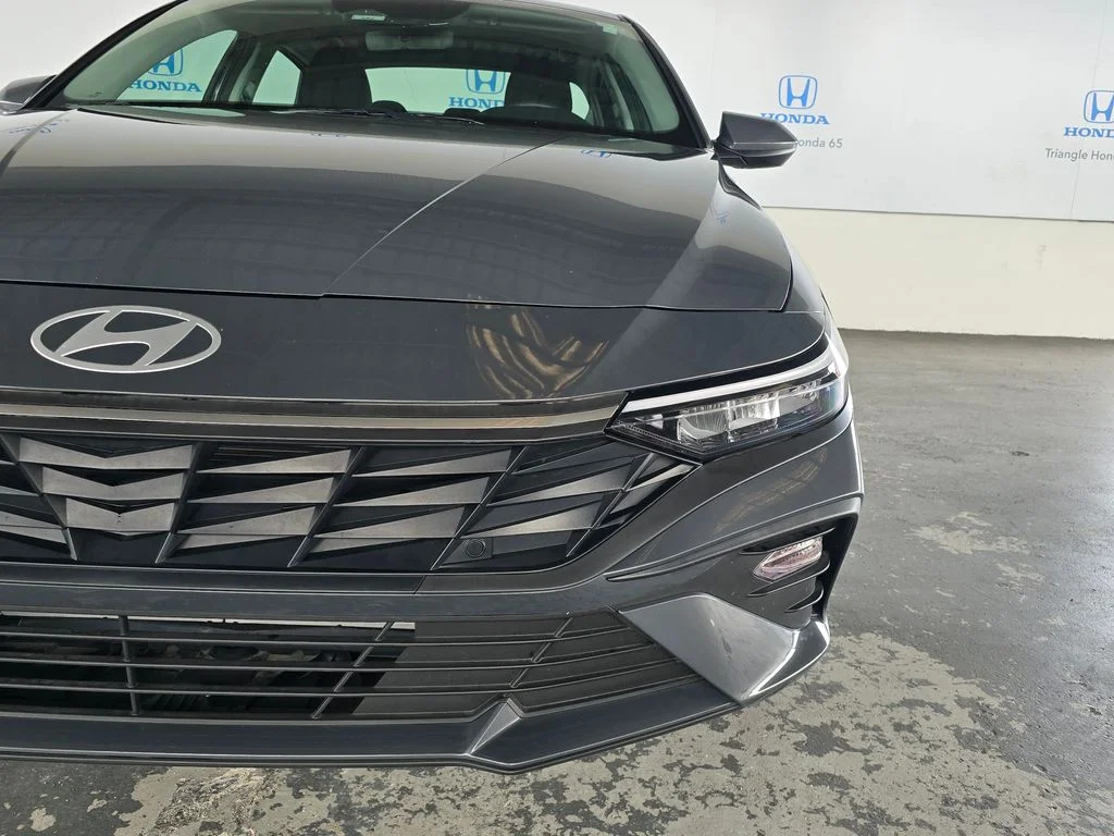 Used 2025  Hyundai SE image 37