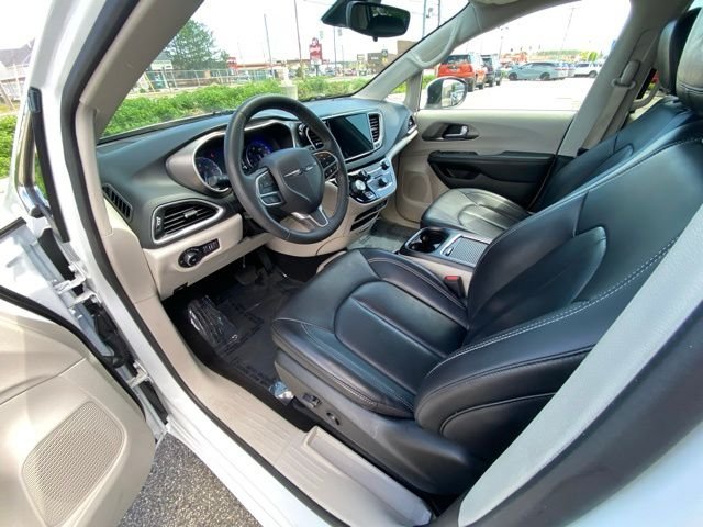 Used 2023 Bright White Clearcoat Chrysler Touring L image 14
