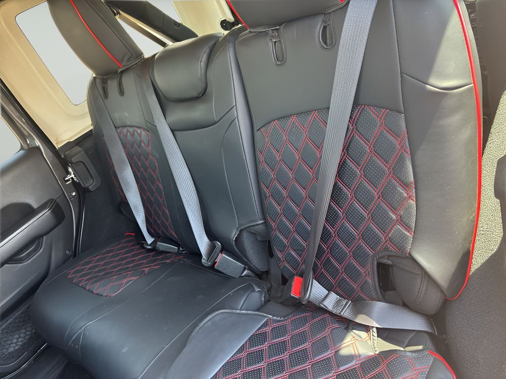 Used 2020 Granite Crystal Metallic Clearcoat Jeep Sahara image 10