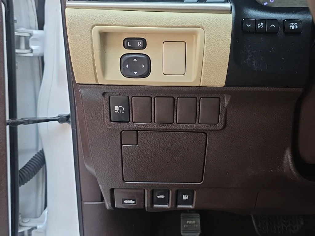 Used 2018 White Lexus 350 image 25