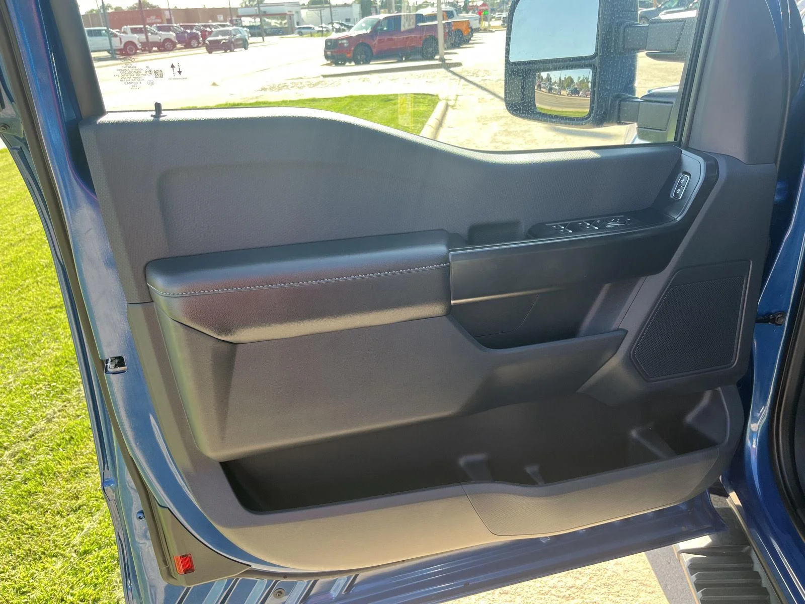 Used 2022 Atlas Blue Metallic Ford XL image 14