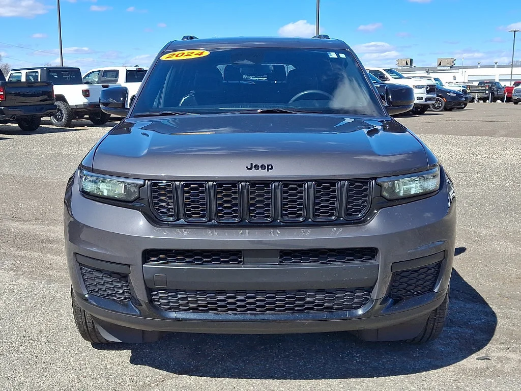 Used 2024 Baltic Gray Metallic Clearcoat Jeep Altitude image 4
