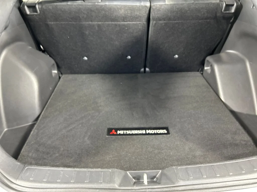 Used 2025 Silver Mitsubishi SE image 18