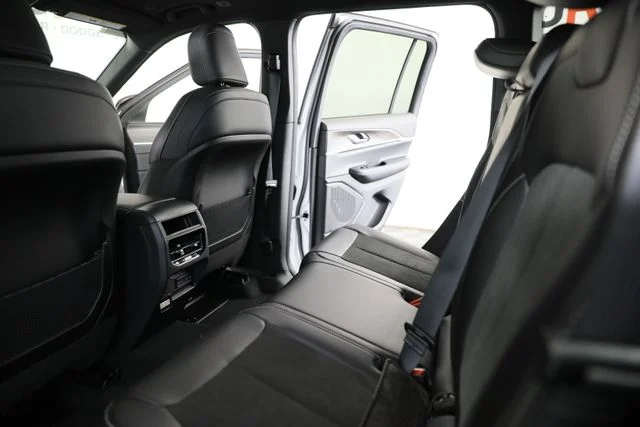 New 2026 Bright White Clear-Coat Exterior Paint Jeep Altitude image 21