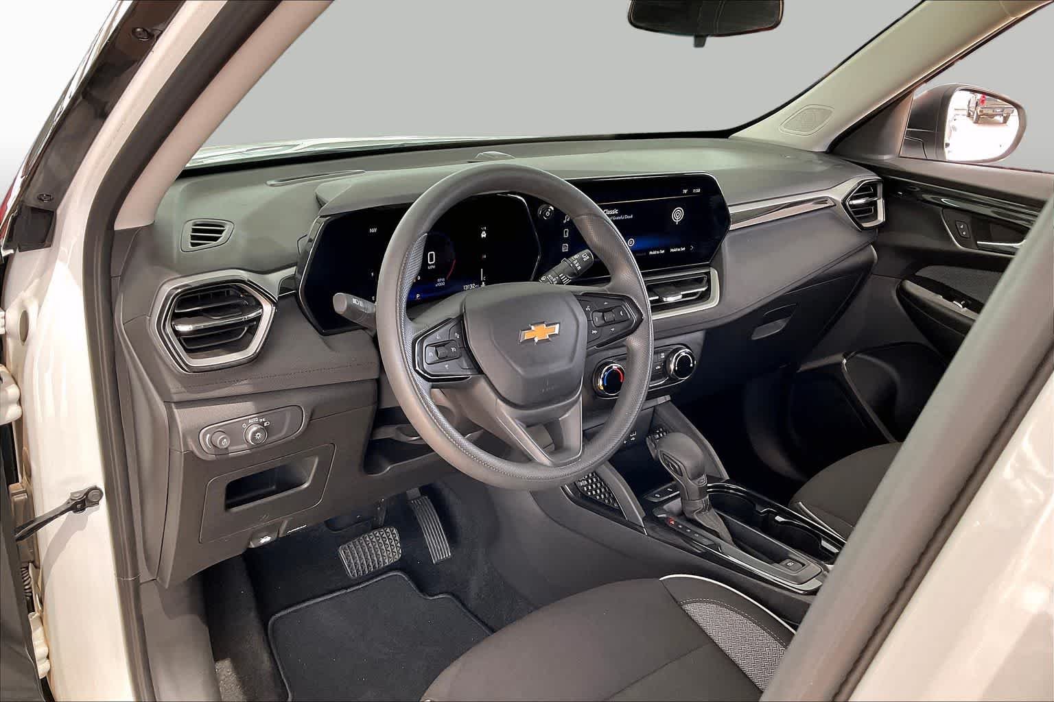 Used 2025 Summit White Chevrolet LS image 16