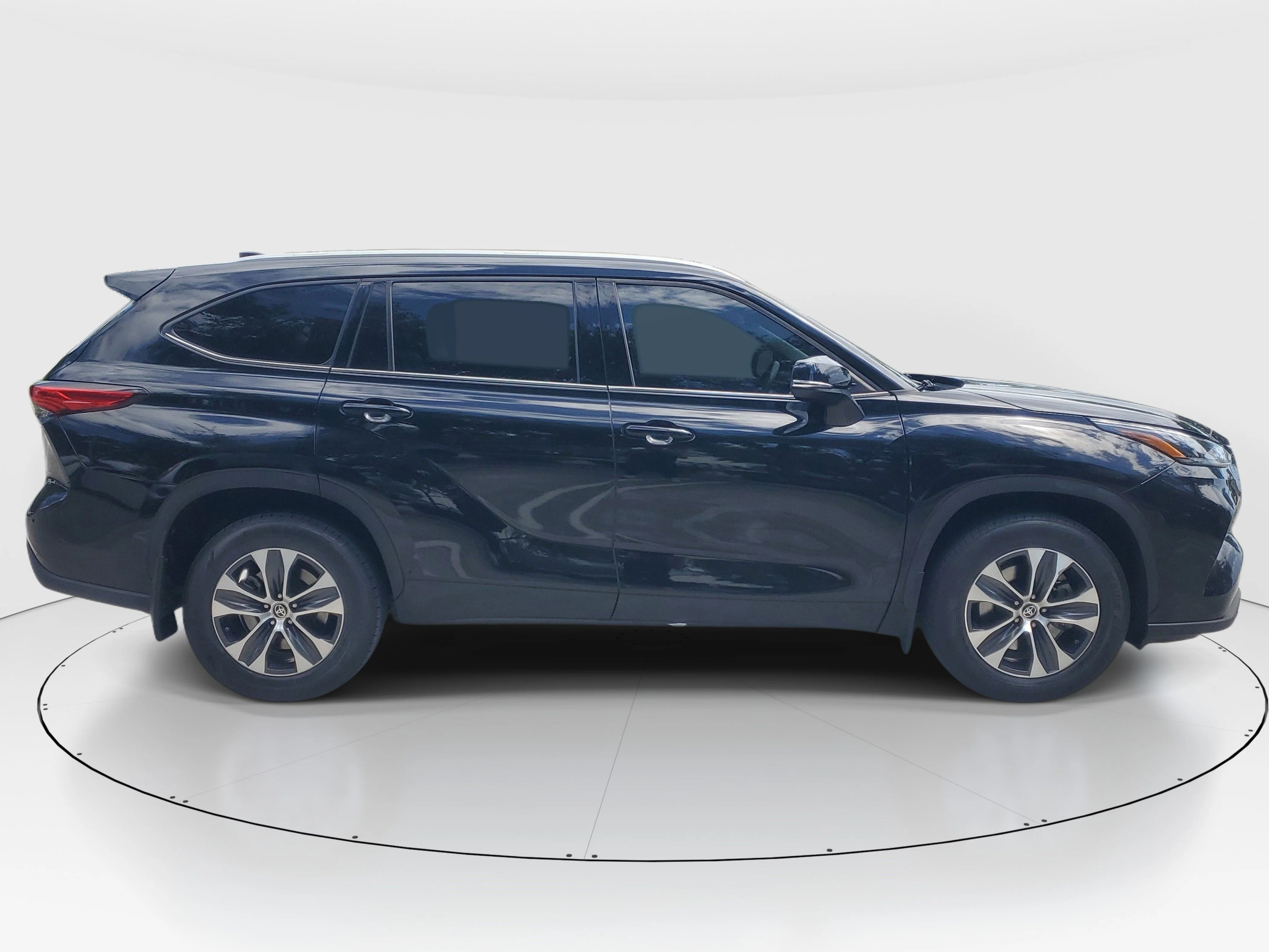 Used 2022 Midnight Black Metallic Toyota XLE image 2