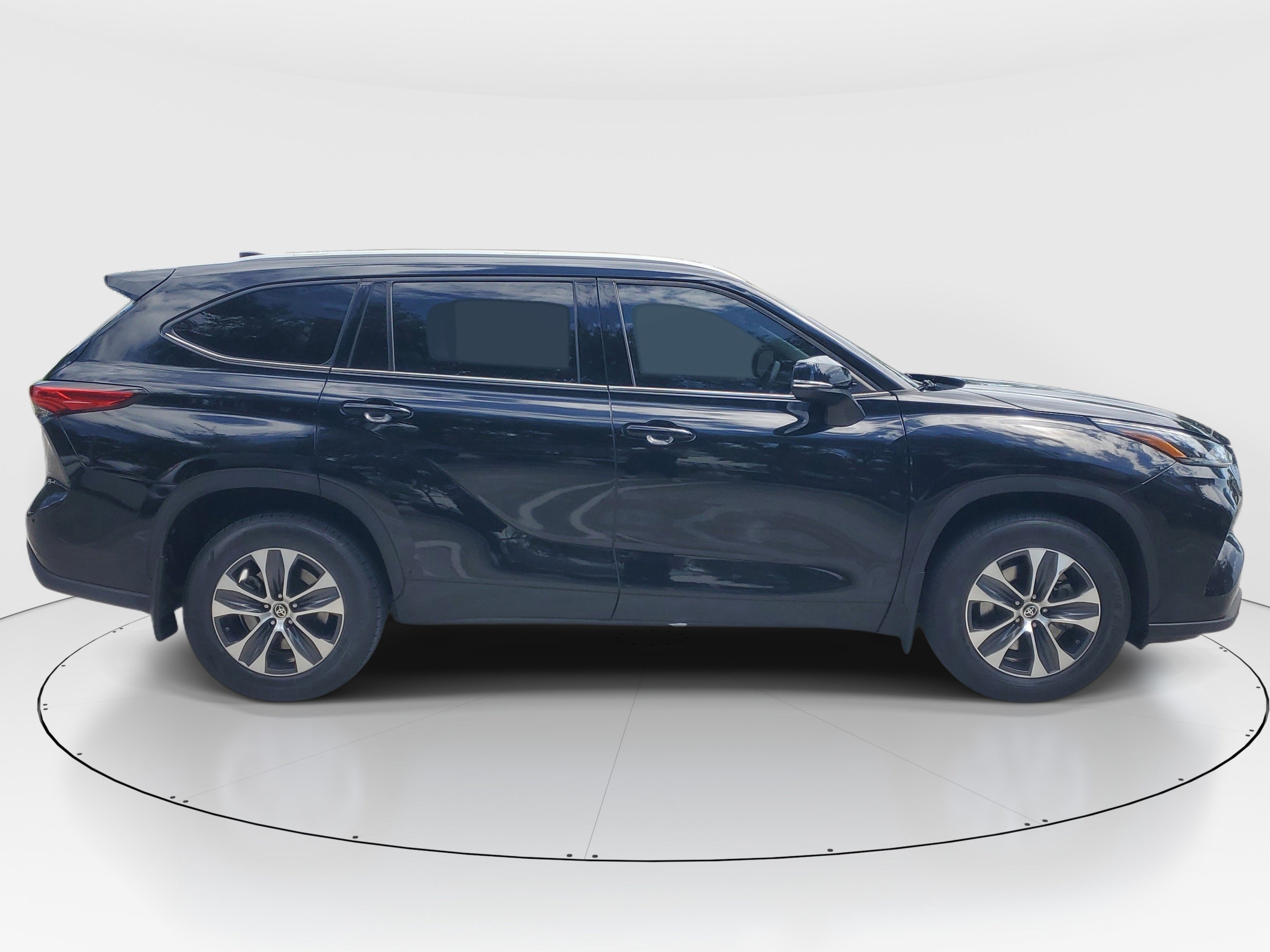 Used 2022 Midnight Black Metallic Toyota XLE image 2