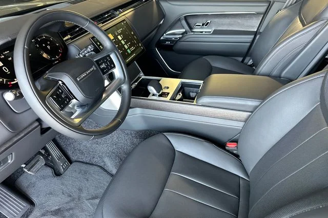 New 2026 Santorini Black Land Rover SE image 9