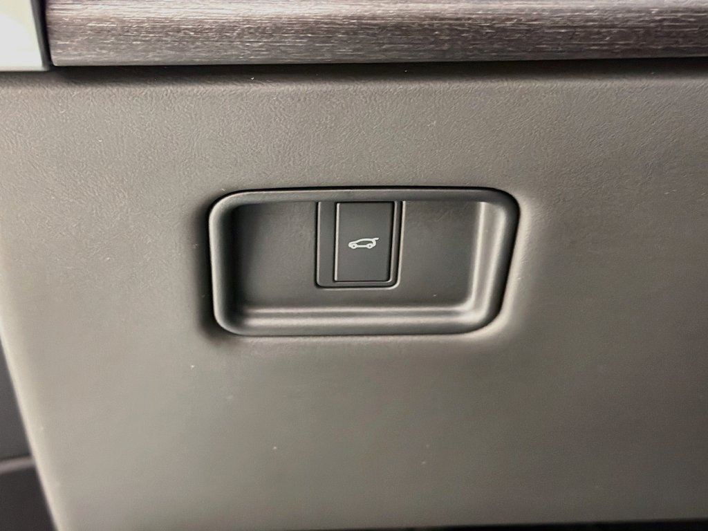 New 2027 Carpathian Grey Land Rover SE image 10