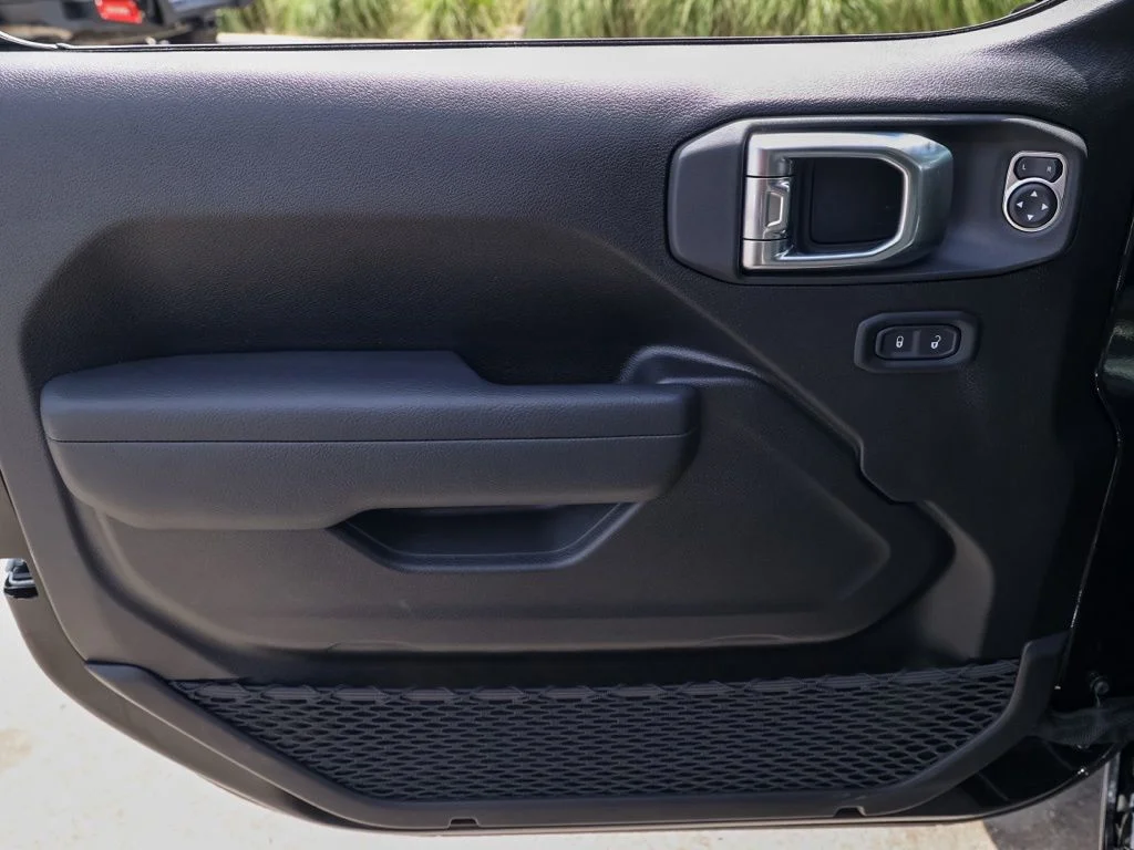 New 2026 Black Clear-Coat Exterior Paint Jeep 85th Anniversary Edition image 22