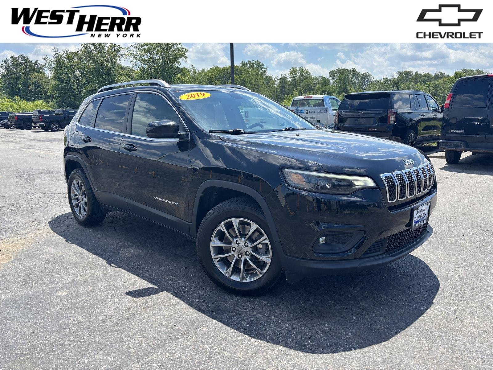 Used 2019 Diamond Black Crystal Pearlcoa Jeep Latitude Plus image 1