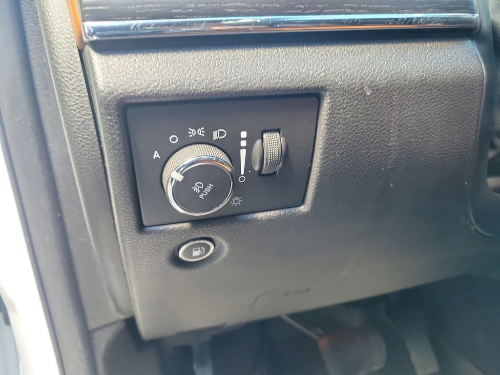 Used 2017 White Jeep Summit image 25