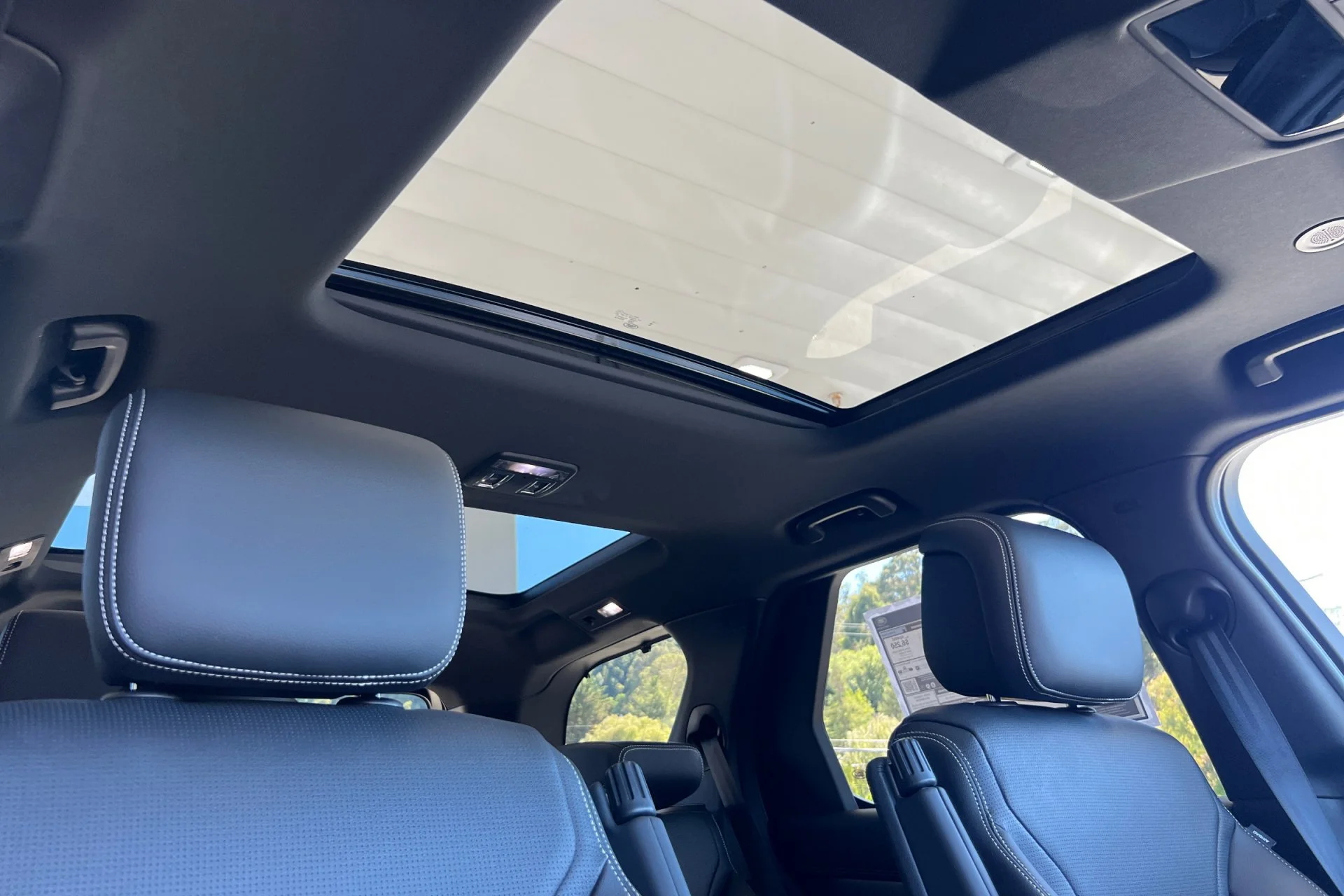 New 2026 Santorini Black Land Rover Dynamic SE image 19