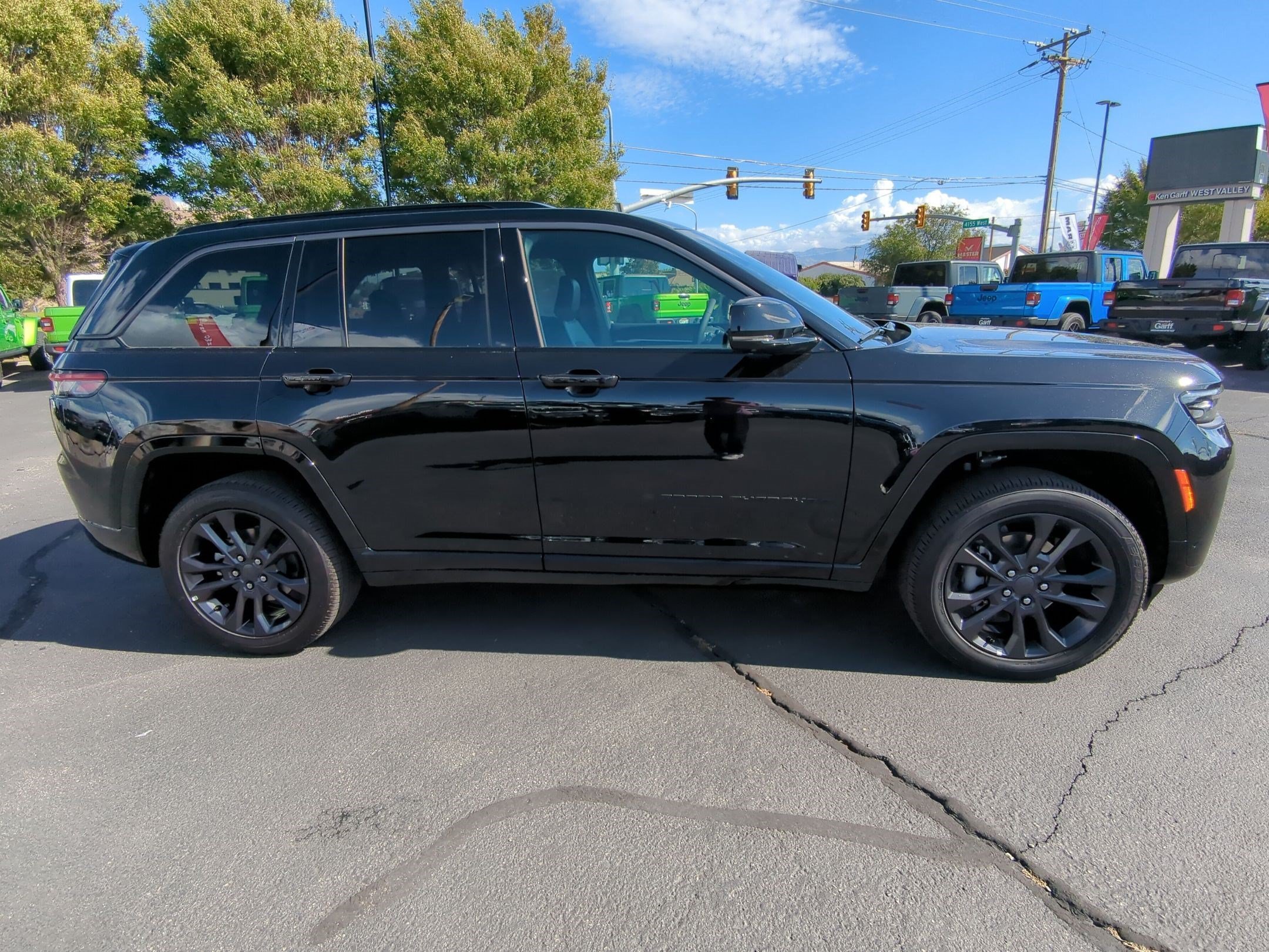New 2026 Diamond Black Crystal Pearl-Coat Exterior Paint Jeep Limited Reserve image 3