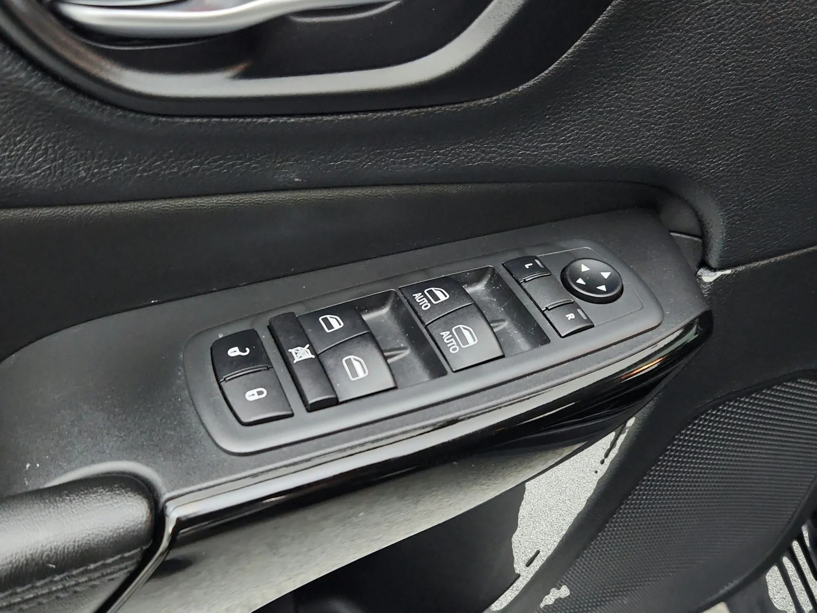 Used 2021 Diamond Black Crystal Pearlcoat Jeep Altitude image 23