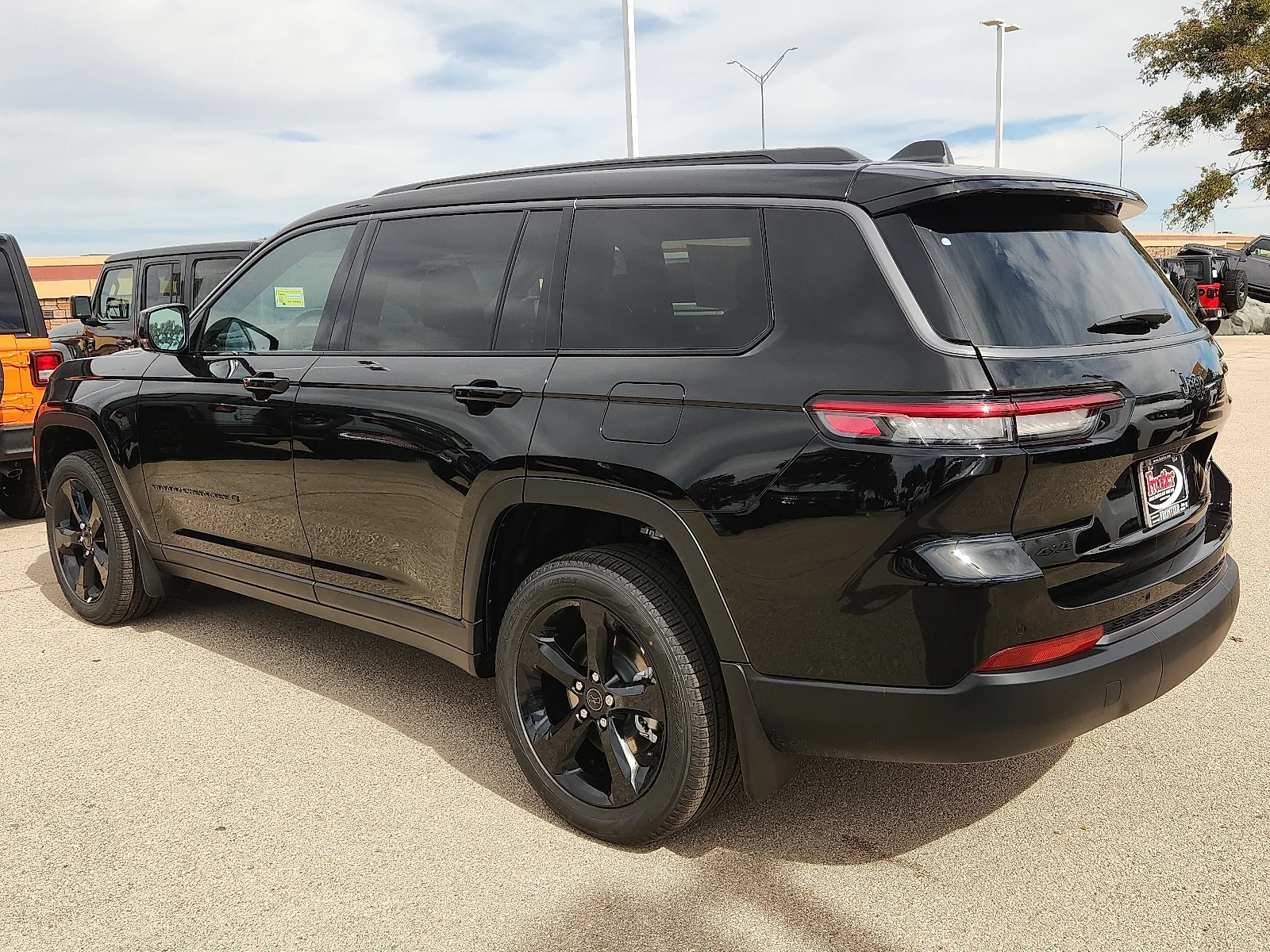 New 2027 High-Gloss Black Paint Jeep L LIMITED 4X4 image 3