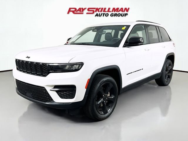 Used 2024 White Jeep Altitude image 3