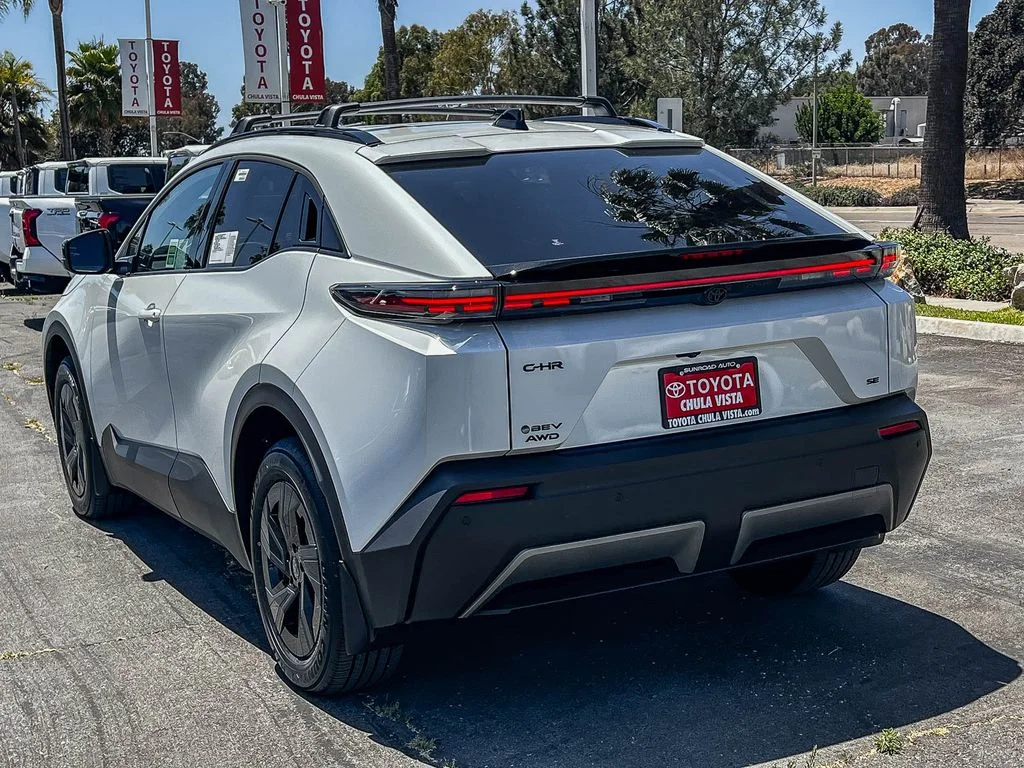 New 2026 Wind Chill Pearl <sup>1</sup> Toyota  SE image 4