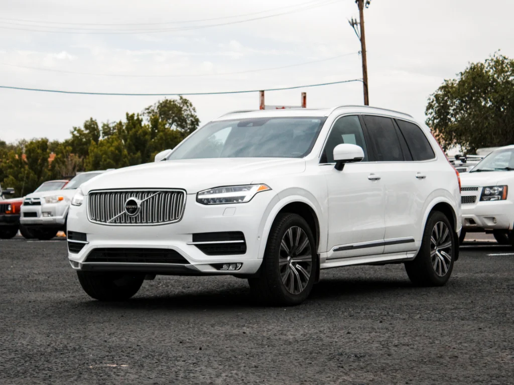 Used 2019 Crystal White Pearl Metallic Volvo Inscription image 1