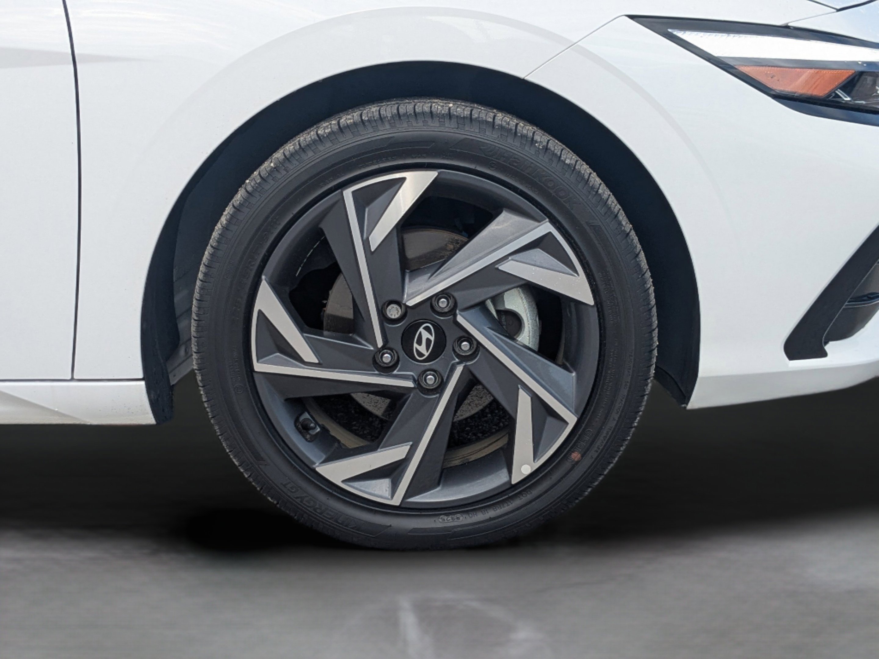 2024 Hyundai Elantra Limited - Photo 35