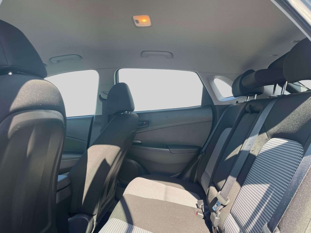 Used 2022 Green Hyundai SE image 12
