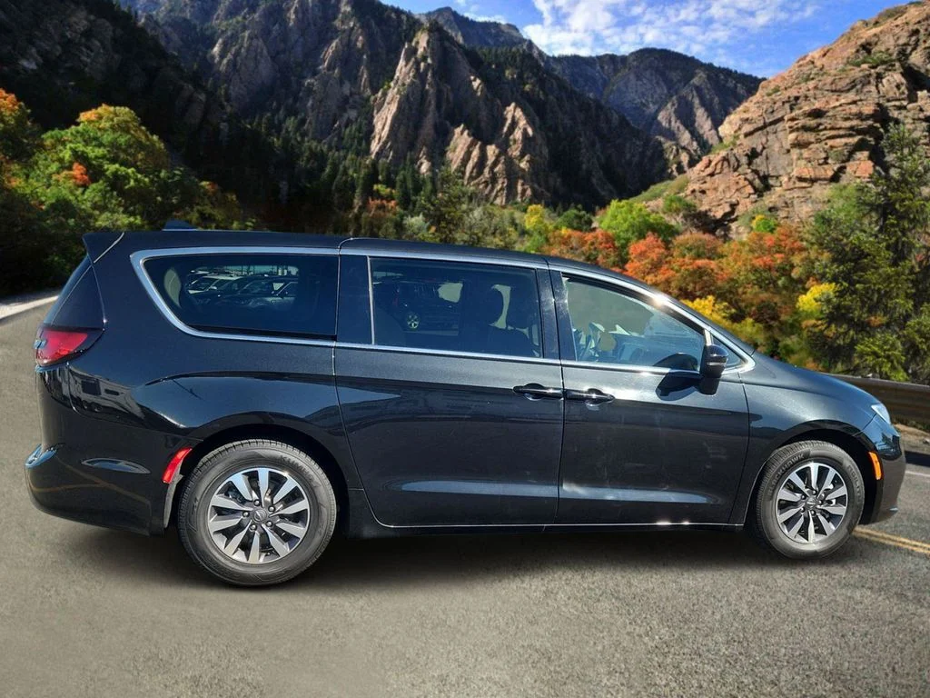 Used 2023 Black Chrysler Touring L image 2