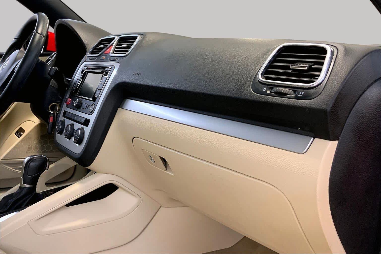 Used 2016 Flash Red Volkswagen Komfort image 19
